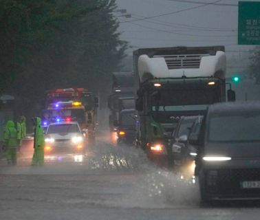 南韓降200年一遇暴雨！首爾、京畿道北部成澤國 上班族撐傘也沒用
