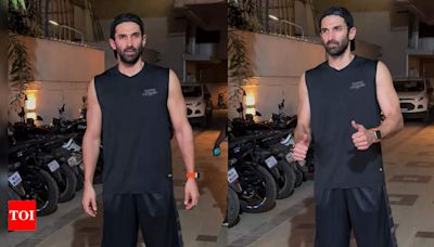 Aditya Roy Kapur sweats it out in the gym post his breakup with Ananya Panday, see pics | - Times of India