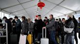 Chineses viajam para cidades natais e feriado aumenta os riscos da Covid