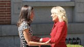 La reina recibe a la esposa de Biden en Zarzuela en su primer acto en España