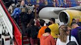 Vuelo con sorpresa 'made in' Barça para los aficionados del Real Madrid en su viaje a Londres