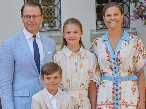 Victoria de Suecia y su hija Estelle, coordinadas con vestidos camiseros de flores