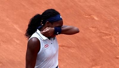 Tenso momento en Roland Garros: Coco Gauff acaba llorando en la cancha tras una fuerte discusión con la jueza de silla - La Tercera