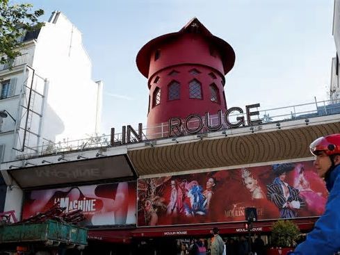 Pás do moinho de vento do icônico cabaré Moulin Rouge, em Paris, desabam