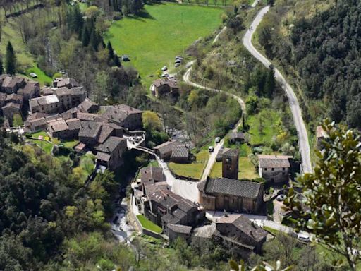 El pueblo medieval de Girona escondido en un parque natural que salvó a su Cristo milenario de la destrucción en la Guerra Civil