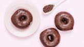 Sin azúcar, aprende a preparar unos deliciosos donuts de chocolate para el desayuno