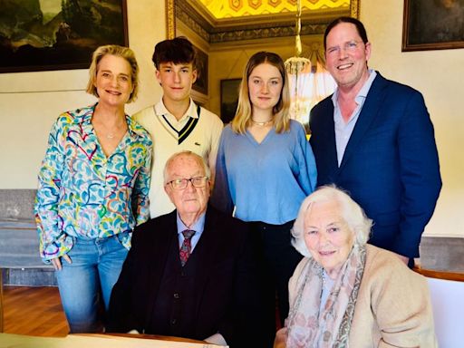 El rey Alberto de Bélgica posa por primera vez con sus nietos Joséphine y Oscar, hijos de su hija Delphine