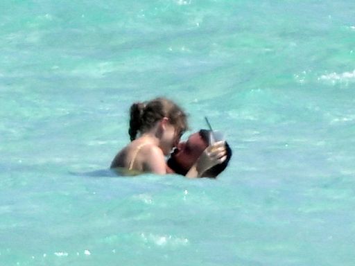 泰勒絲「船上激吻」親密照被拍！ 零變裝遊湖約會…驚人行頭曝光