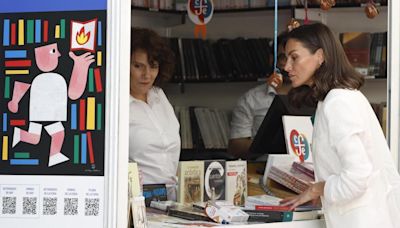 Una foto de Felipe VI del año 99, novelas en gallego y poemas japoneses: la reina Letizia se calza las deportivas para inaugurar la Feria del Libro