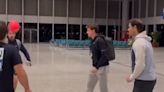 Rafa Nadal y Casper Ruud no se cortan: el vídeo de ambos jugando jugando al fútbol en pleno aeropuerto
