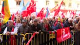 Las reacciones de los partidos a las muestras de apoyo a Pedro Sánchez en Ferraz