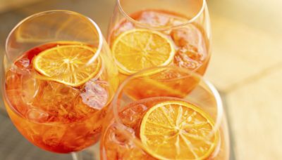L’Aperol spritz, le cocktail phare de l’été, est-il très calorique ? L’avis tranché du médecin nutritionniste Jean-Michel Cohen