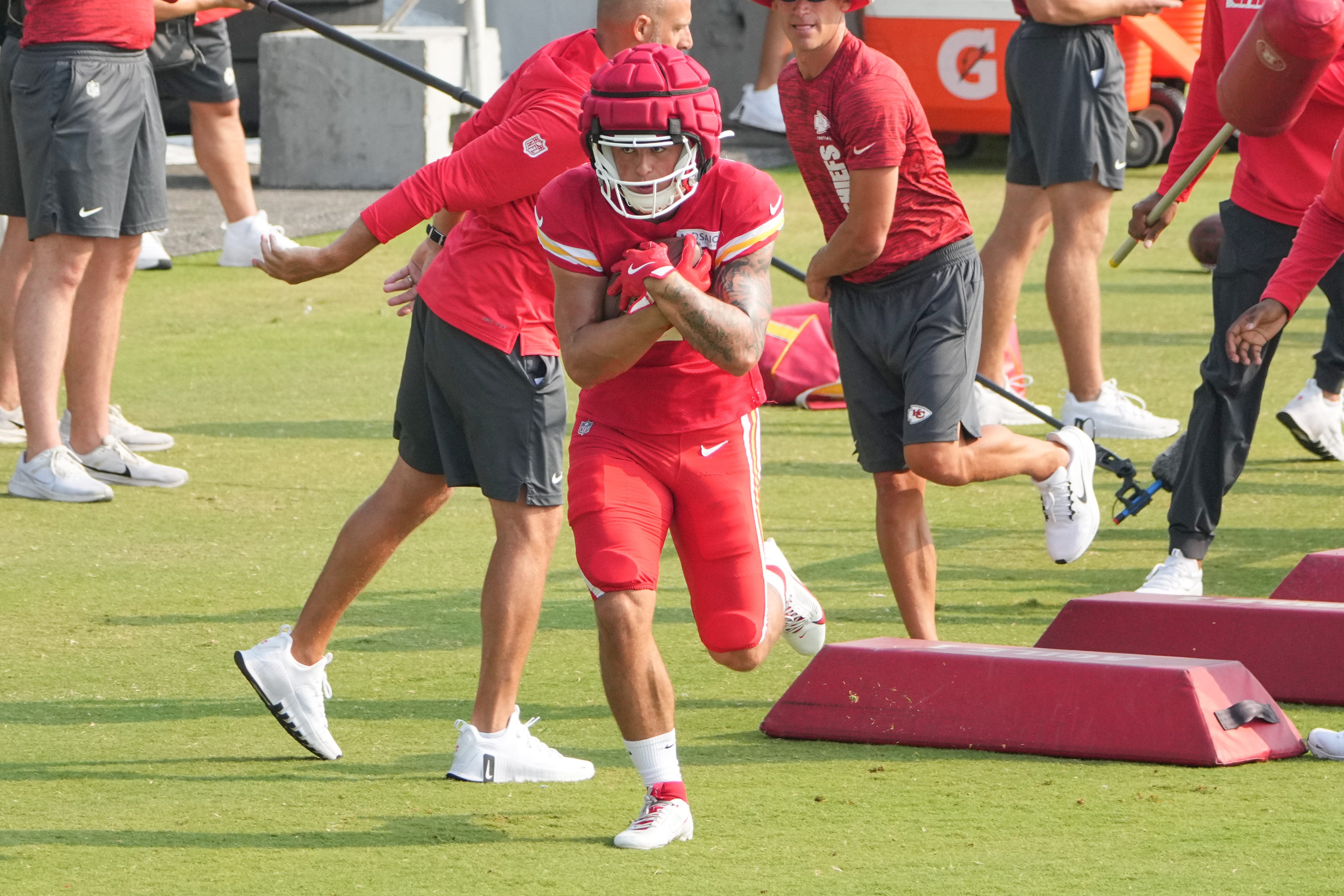 WATCH: Isiah Pacheco coaches Louis Rees-Zammit at Chiefs training camp