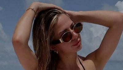 Ailén Cova, la novia de Alexis Mac Allister, posó en microbikini diminuta desde las playas de Miami