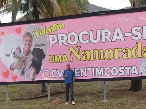 Tras quedarse viudo, pegó carteles en todo Río de Janeiro para encontrar un nuevo amor y gastó una fortuna