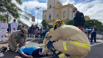 Simulação de acidente chama atenção no centro de Apucarana; veja | TNOnline