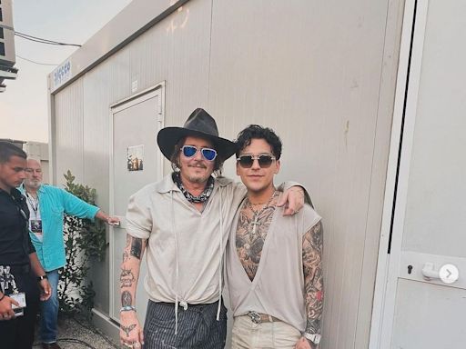 Christian Nodal presume foto con Johnny Depp