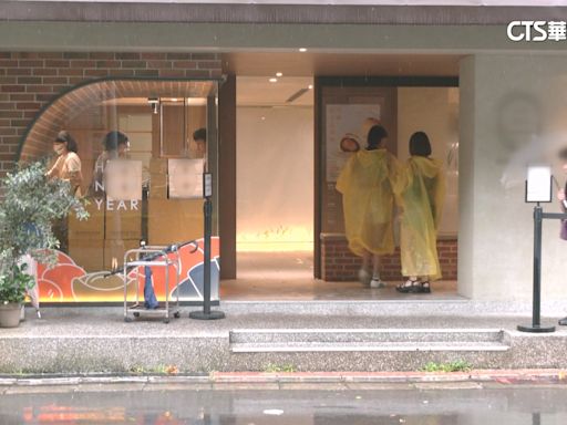 蛋黃酥名店民眾颱風天排隊取貨 店家：僅保留至隔天