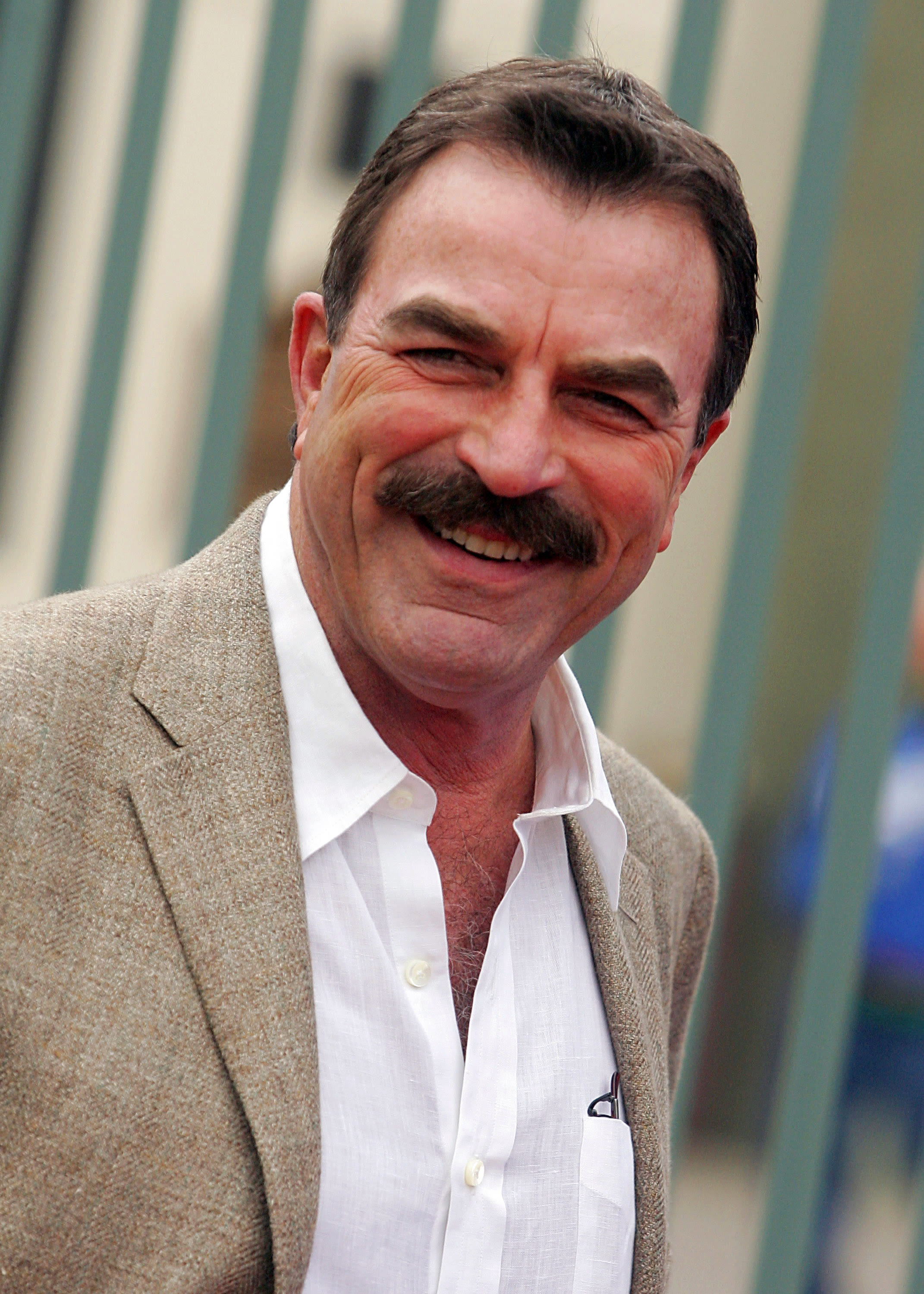 In new memoir, Tom Selleck looks back at the hard years that made him a star in 'Magnum, P.I.'