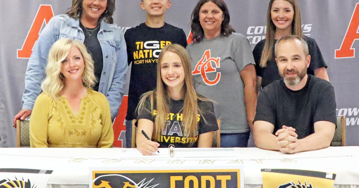 Gracie Hylton sign to cheer at Fort Hays