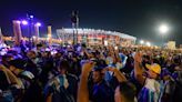 Golpe, desahogo y festejo: la remontada emocional de los hinchas argentinos en la primera fase