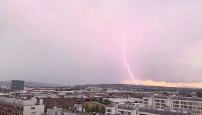 Sorprendentes imágenes del festival de rayos que ha dejado una fuerte tormenta en Fuengirola