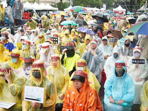 528全台青鳥行動！2千人冒雨立院外聚集 反藍白國會黑箱