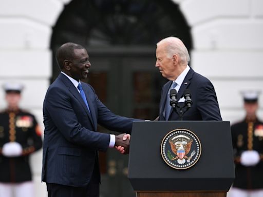 Presidente de Kenia promete junto a Biden acabar con las pandillas de Haití