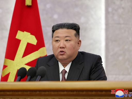 朝高層配戴金正恩像胸章 韓媒批「加速偶像化」