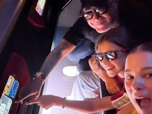 Alejandro Sanz inicia los festejos de cumpleaños de sus hijas con una visita a Disney París