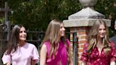 La reina Letizia cede el protagonismo a sus hijas con una sencilla blusa de seda y alpargatas de cuña