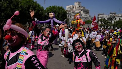 Hundreds in Peru mark Clown Day in hopes of getting the holiday official recognition