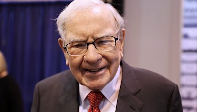 Berkshire Hathaway sold a lot of Apple stock — but Warren Buffett isn’t giving up on it