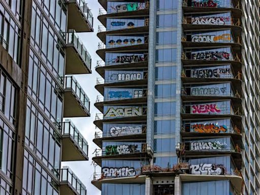 Graffitied skyscraper in downtown Los Angeles poised for sale