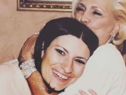 Laura Pausini diz que guarda sapato e vestido que ganhou de Hebe Camargo: 'Ela vive sempre comigo'