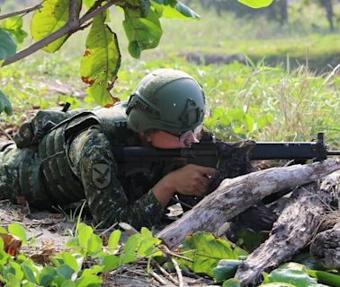 陸軍步兵結合守備區域實戰演練 枯木掩護沙灘射擊出現卡彈 - 自由軍武頻道