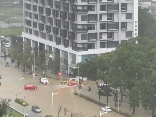 影/凱米豪雨彈狂炸！高美館豪宅區地下室湧泥瀑 「黃河」空拍曝光