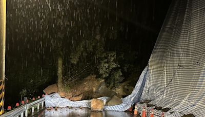 颱風凱米挾豪雨 三峽台114線道土石坍方 (圖)