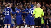 Insólita discusión: jugadores del Chelsea se empujan por patear un penal - La Tercera