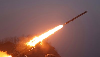 Corea del Norte lanza una decena de misiles balísticos al mar de Japón y aumentan las tensiones - El Diario NY