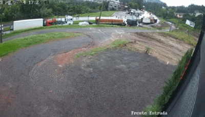 Câmera flagra deslizamento de terra em estrada no Rio Grande do Sul