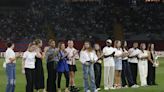 El Barcelona homenajea a las mundialistas antes del partido contra el Sevilla