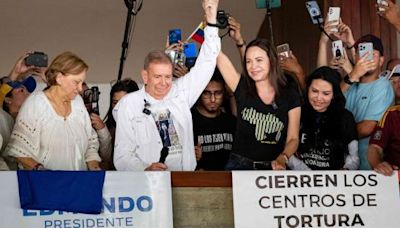 Candidato y líder opositora en acto de campaña en Venezuela
