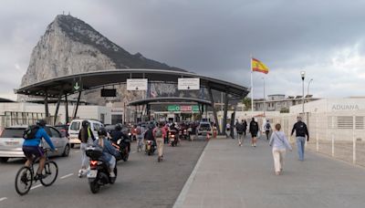 Albares convoca a los alcaldes del Campo de Gibraltar para informarles de la negociación con el Reino Unido