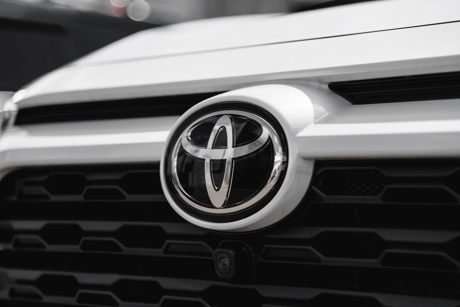 Toyota's global production plummets amid certification scandal and price war in China