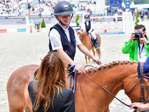 Giulia Sarkozy : Jeune cavalière impressionnante en compétition à Paris, ses parents Carla Bruni et Nicolas Sarkozy si fiers !