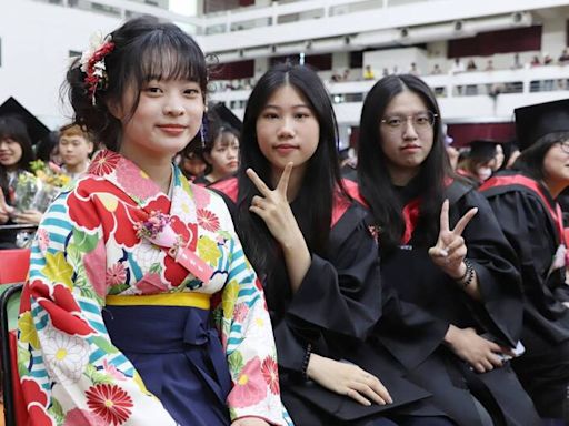 中華醫大畢典逾4分之1學子獲獎 郭佩婷曾到日本實習穿和服出席