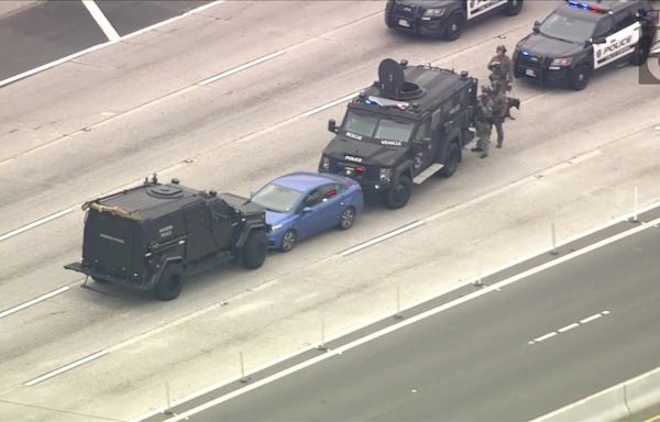 Police standoff on 91 Freeway in Orange County forces lane closures in both directions