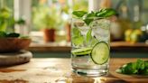 Cómo preparar el agua de pepino, limón y albahaca que mejora la salud del hígado y ayuda a prevenir el envejecimiento