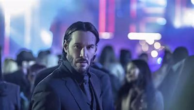 Keanu Reeves se sube a un avión